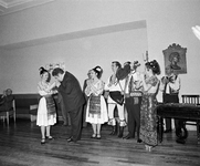 855703 Afbeelding van burgemeester H.J.L. Vonhoff met vermoedelijk een Joegoslavische muziek- en dansgroep tijdens de ...